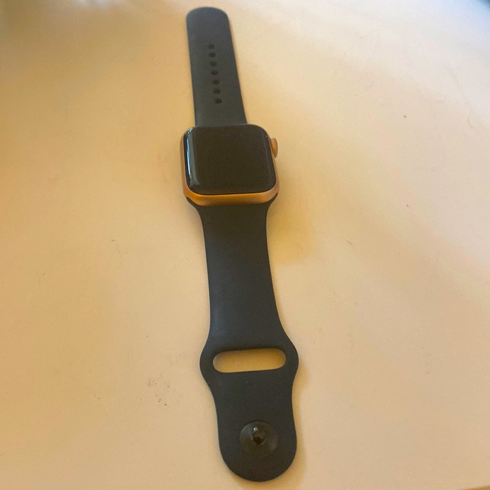 Apple Watch Series 4 Rose Gold frame 40 MM Black sport band with charger